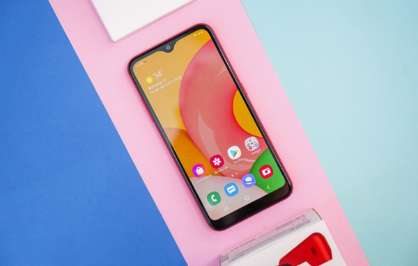 Samsung Galaxy A01 trang bị màn hình Infinity-V, kích thước 5.7 inch, tỉ lệ khung hình 19:9