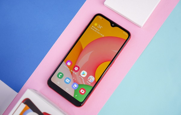 Chất lượng hiện thị có thể tạm hài lòng, về hình ảnh, màu sắc, độ nét hay góc nhìn đều khá ổn. Tuy nhiên, hiển thị dưới ánh sáng ngoài trời là một nhược điểm của Samsung Galaxy A01