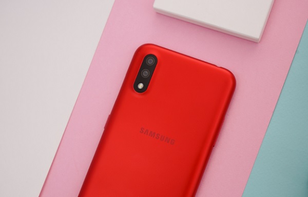 Samsung Galaxy A01 trang bị cụm camera kép, trong đó cảm biến chính 13MP và cảm biến phụ 2MP hỗ trợ chụp xóa phông