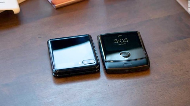 Galaxy Z Flip sở hữu nhiều tính năng vượt trội so với Motorola Razr