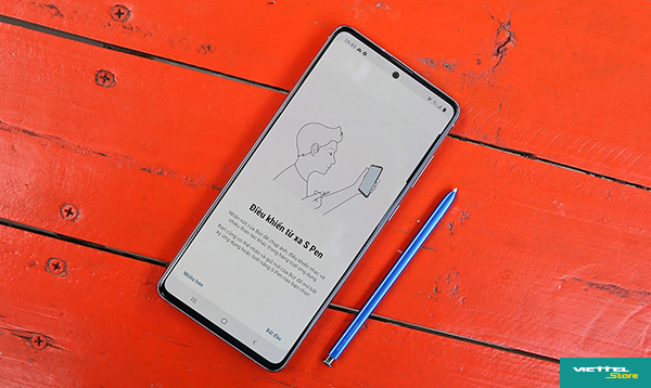 Galaxy Note 10 Lite đi kèm cây viết S Pen hỗ trợ nhiều tính năng độc quyền, trong đó bao gồm các tiện ích điều khiển từ xa, chẳng hạn chụp ảnh selfie bằng nút bấm trên thân bút giống như flagship Note 10+