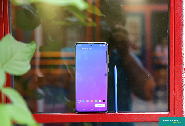 Galaxy Note 10 Lite có thiết kế màn hình Infinity-O với màn hình lớn nhưng kiểu dáng bên ngoài vẫn thon gọn bởi các cạnh viền bezel đều siêu mỏng