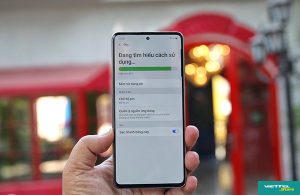 Dựa vào trải nghiệm thực tế thời gian ban đầu, Galaxy Note 10 Lite cho khả năng tự học thói quen sử dụng của người dùng để có thể mang đến thời lượng pin dài hơn
