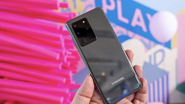 Mặt sau của Galaxy S20 Ultra rất bóng bẩy