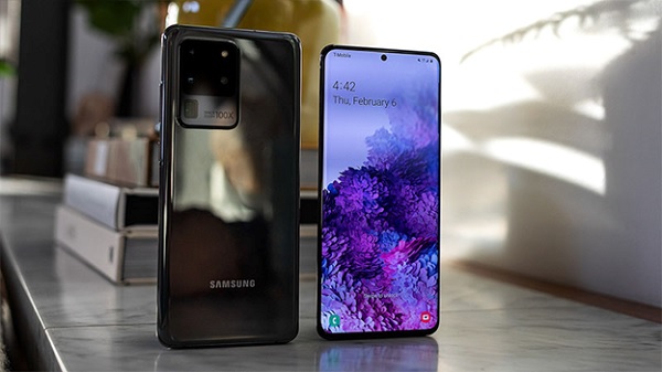 Mặt sau của Galaxy S20 Ultra có màu chìm hơn so với bản tiêu chuẩn. Máy có kích thước 167 x 76 x 8.8mm và nặng 221 gram