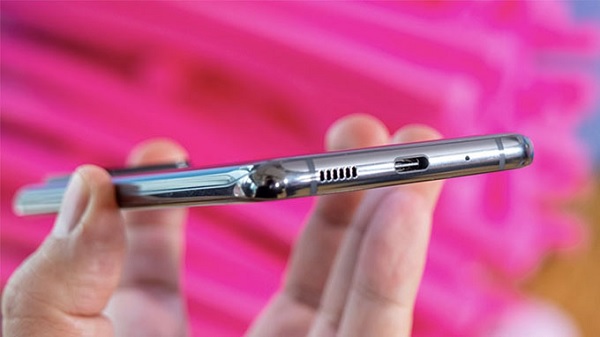 Cạnh đáy chỉ còn cổng kết nối USB Type-C, loa ngoài và mic thoại