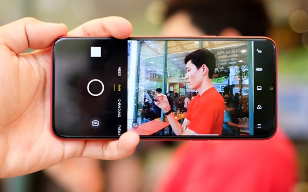 Realme C3 là 1 trong số ít điện thoại giá rẻ được trang bị cụm 3 camera