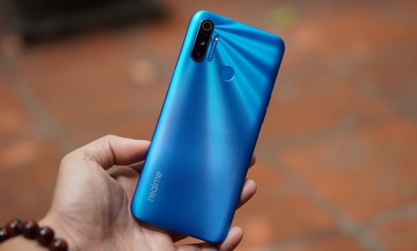 Những đường hiệu ứng ánh sáng tỏa ra ngay từ phía cụm camera