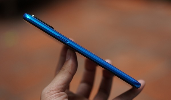 Cạnh phải là nơi đặt phím nguồn