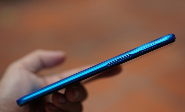 Cạnh trái là vị trí của nút tăng giảm âm lượng, thẻ nhớ mở rộng và khay đựng SIM