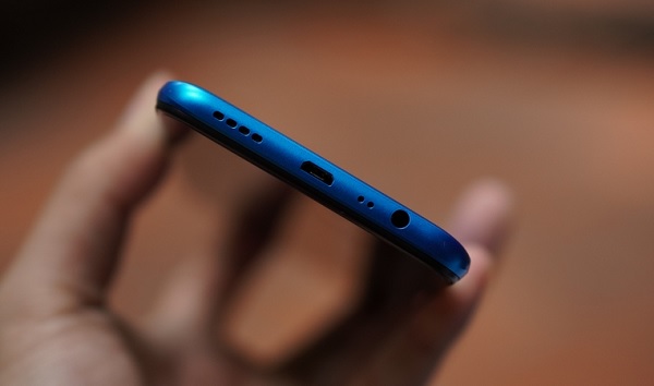 Cạnh đáy máy là jack cắm tai nghe 3.5 mm, cổng microUSB, loa ngoài và 2 mic thoại