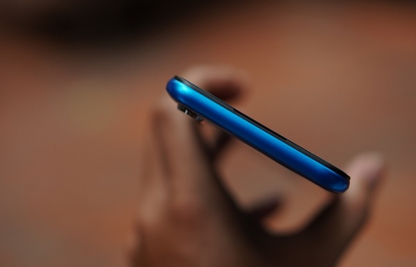 Phần đỉnh máy hoàn toàn trống và không xuất hiện bất cứ chi tiết nào cả