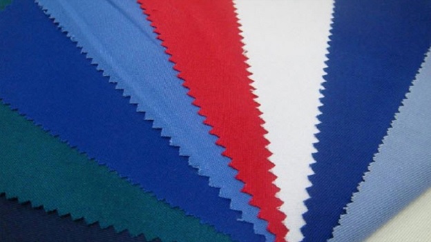 Dùng vải Microfiber để vệ sinh điện thoại ngăn chặn sự lây lan của vi khuẩn, virus