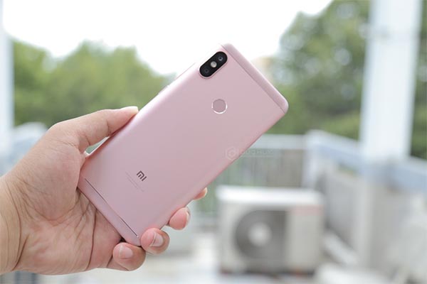 Redmi Note 5 vẫn mang ngôn ngữ thiết kế khung kim loại quen thuộc
