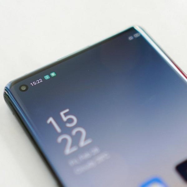 Mặt trước của OPPO Find X2 đi kèm 1 lỗ đục nhỏ được đặt ở góc trái chứa camera selfie