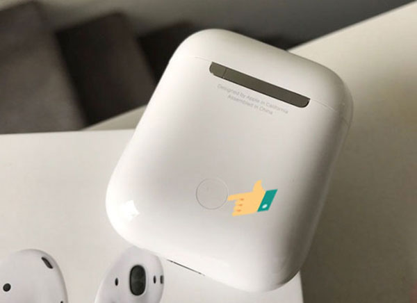 Ấn giữ nút trong ở hộp AirPods đến khi hiển thị đèn LED màu trắng bên trong hộp