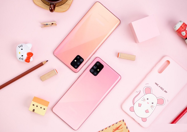 Galaxy A51 hồng pha ánh vàng, còn Galaxy A71 chỉ “trung thành” một màu hồng