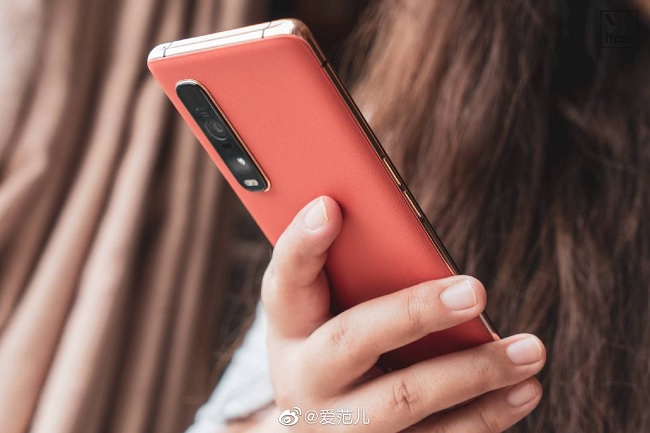 OPPO Find X2 Pro có mặt lưng được làm bằng da