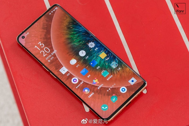 Màn hình máy rộng 6.7 inch có độ phân giải QuadHD+ và được trang bị tần số quét 120Hz