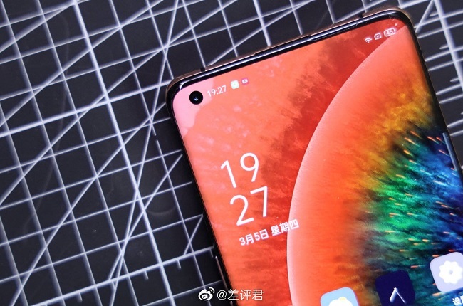 Góc trên cùng bên trái có 1 lỗ đục nhỏ chứa camera selfie. Đây cũng là thiết kế phổ biến hiện nay được áp dụng cho các mẫu smartphone cao cấp