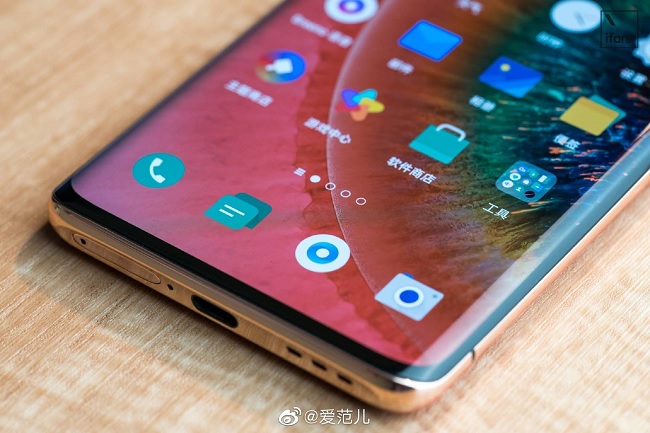 Hai cạnh bên được vát cong, cạnh đáy có viền khá mỏng