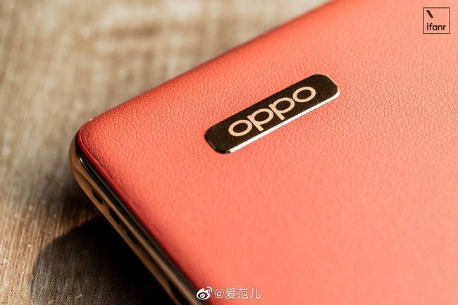 Riêng phiên bản mặt lưng da sẽ có phần Logo OPPO được làm từ chất liệu kim loại