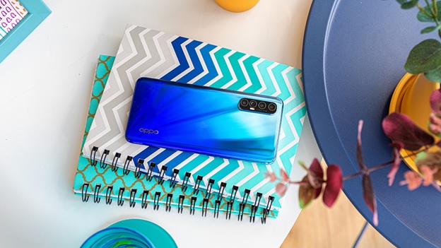 Mặt lưng đầy “khiêu khích” với hiệu ứng gradient chuyển màu đa dạng dưới mọi góc độ ánh sáng