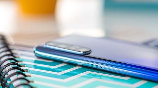 Xét ở góc độ nghiêng thì cạnh viền cụm camera OPPO Renod 3 Pro có hơi nhô lên, tuy nhiên điều này lại “hay” vì sẽ không sợ bị trầy trước camera như dạng thiết kế chìm