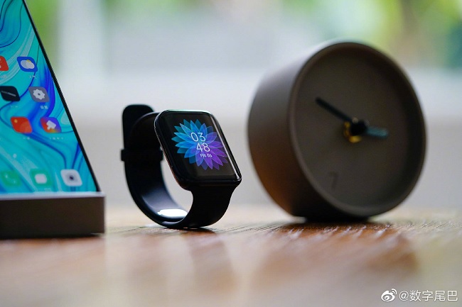 OPPO Watch còn được trang bị dock sạc pin với công nghệ sạc nhanh VOOC