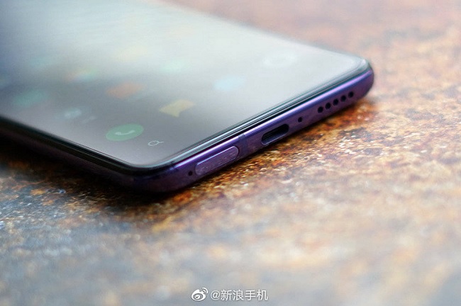 Cạnh đáy gồm: khe cắm thẻ SIM, micro, cổng kết nối USB-C, loa ngoài