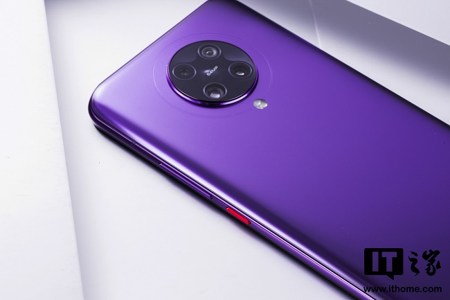 Nút nguồn được sơn màu cam nổi bật giúp người dùng dễ dàng phân biệt với các nút khác