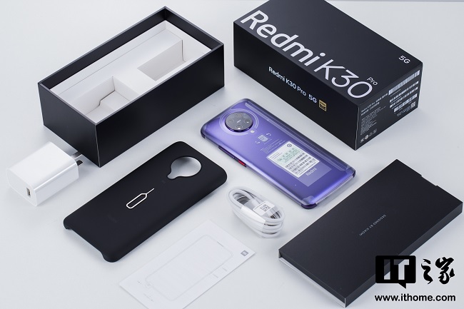 Các phụ kiện đi kèm máy gồm: ốp lưng, sách HDSD, bộ sạc, que chọc sim và không có tai nghe kèm theo