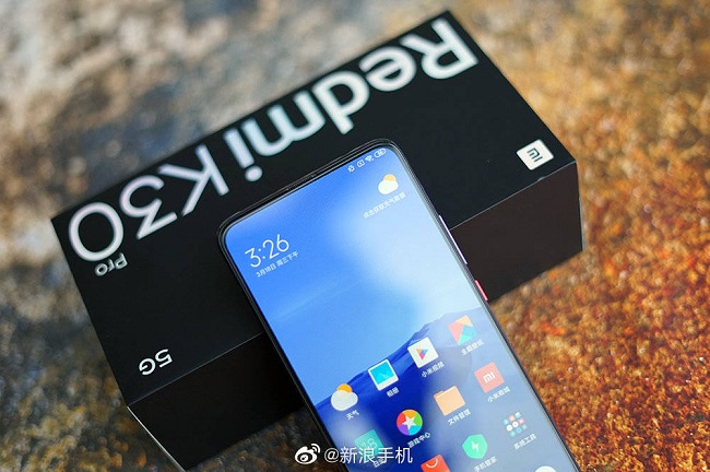 Thiết kế mặt trước của K30 Pro giống hệt với K20 Pro, không có bất kỳ điểm khuyết nào. Viền màn hình siêu mỏng đem đến những giây phút trải nghiệm tuyệt nhất cho người dùng