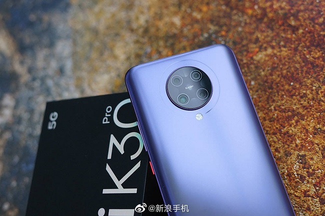 Camera sau hình tròn với 4 cảm biến được xếp đối xứng nhau. Trong khi đó camera trước hoạt động theo cơ chế pop-up