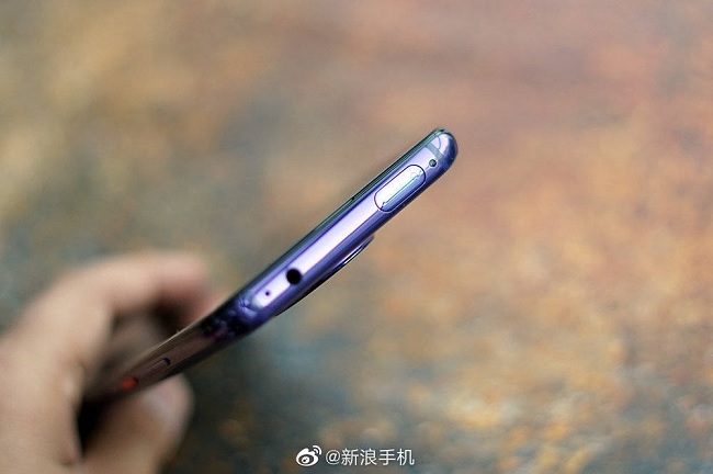 Cạnh trên của máy gồm: camera selfie, jack tai nghe 3.5mm và micro phụ