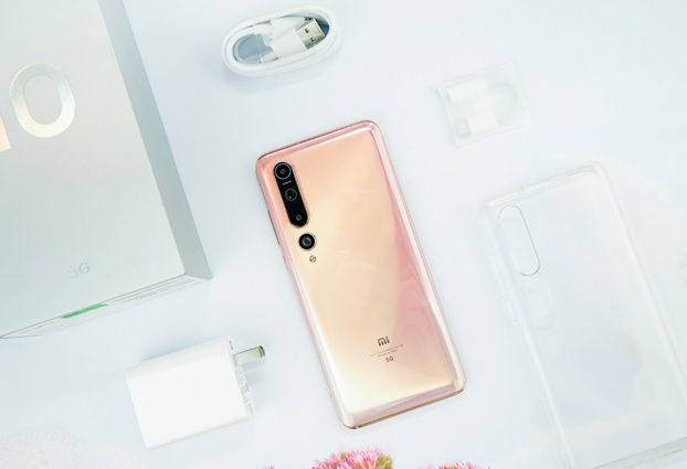 Xiaomi Mi 10 màu hồng và các phụ kiện đi kèm