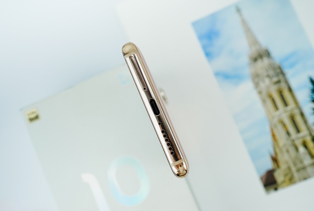 Cạnh đáy gồm cổng kết nối USB-C, loa ngoài và khay cắm sim