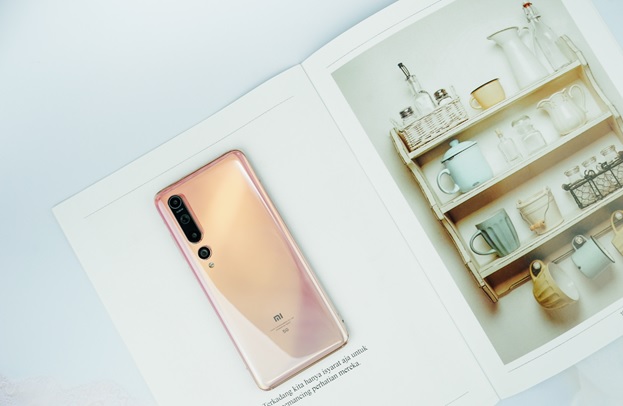 Xiaomi Mi 10 ở 1 góc nhìn khác, nửa thân dưới của máy là logo của hãng và biểu tượng 5G