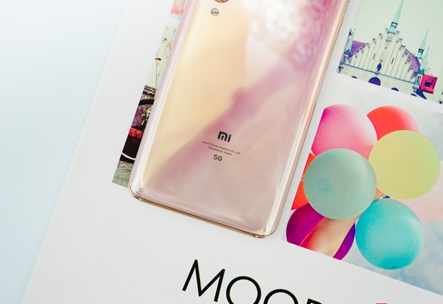 Thay vì sử dụng logo là Xiaomi như Mi Note 10, Mi CC9 thì Mi 10 lại dùng logo “MI”