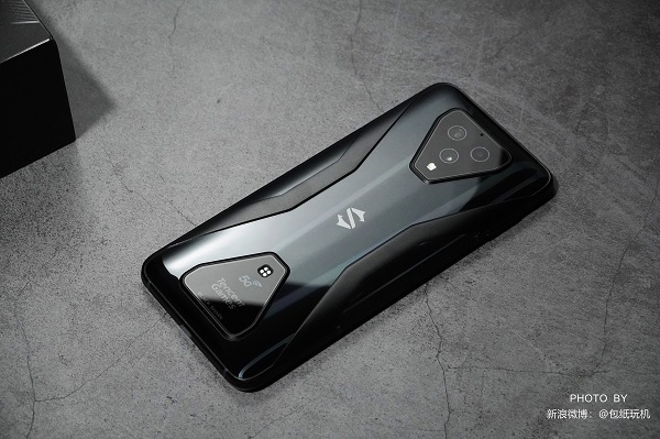 Cụm 3 camera chính được Xiaomi đặt trong một mô-đun hình tam giác ở phía trên, ở ngay chính giữa mặt lưng là logo chữ S có tích hợp đèn LED