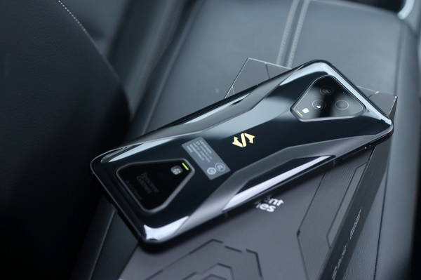 Đi xuống phía dưới cùng ở mặt lưng sẽ là nơi đặt chấu sạc nam châm tiếp xúc, logo “Tencent” và logo “5G” (với phiên bản có hỗ trợ 5G)