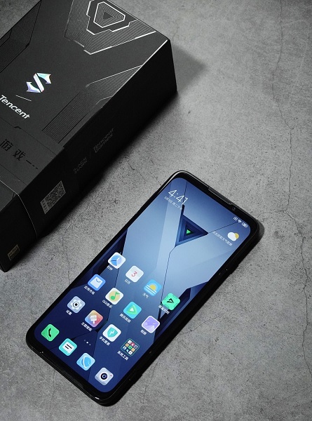 Black Shark 3 sử dụng màn hình AMOLED 6,67 inch hỗ trợ tốc độ làm mới 90Hz, phiên bản Pro lớn hơn 7.1 inch lớn hơn với độ phân giải QHD+ cùng tần số quét 90Hz