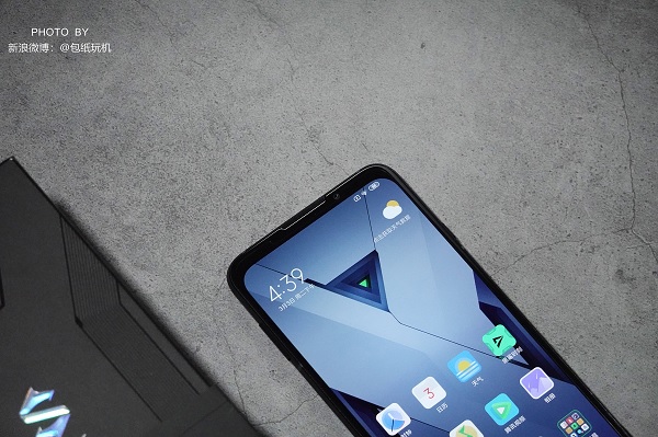 Cận cảnh Black Shark 3 chúng ta thấy màn hình này không được làm khuyết như xu hướng hiện nay, lý do là vì Xiaomi muốn người dùng có trải nghiệm chơi game tốt hơn từ dải loa kép cũng như tránh chạm nhầm vào khu vực cảm ứng