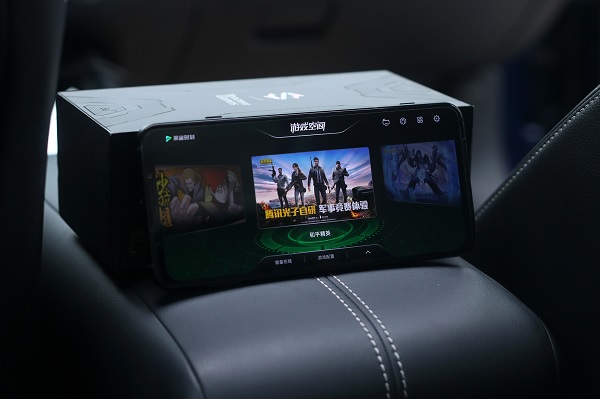 Black Shark 3 và Black Shark 3 Pro sở hữu sức mạnh đến từ vi xử lý Snapdragon 865 đi kèm modem X55, đi kèm dung lượng RAM 8/12GB và bộ nhớ 128/256GB