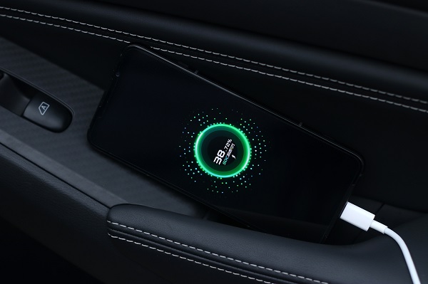 Viên pin của máy có dung lượng 4720mAh đối với bản thường và 5000mAh đối với bản Pro, hỗ trợ sạc siêu nhanh 65W