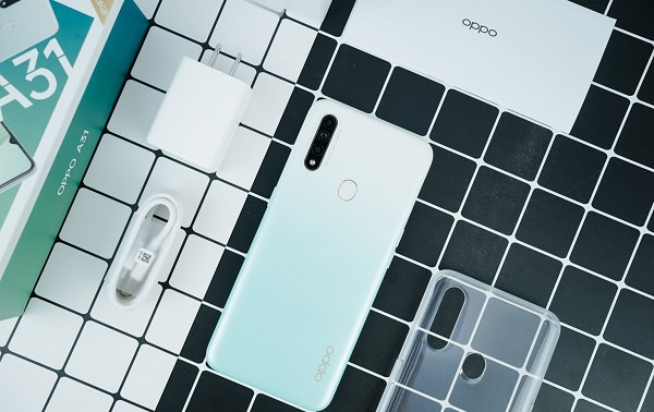 Cận cảnh OPPO A31 phiên bản màu xanh trắng lạ mắt, toàn bộ máy được hoàn thiện từ nhựa nhám (lưng nhựa, khung nhựa) để không bị bám vân tay khi sử dụng