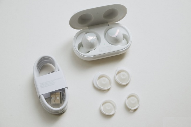 Người dùng nên thử 2 cặp eartips đi kèm