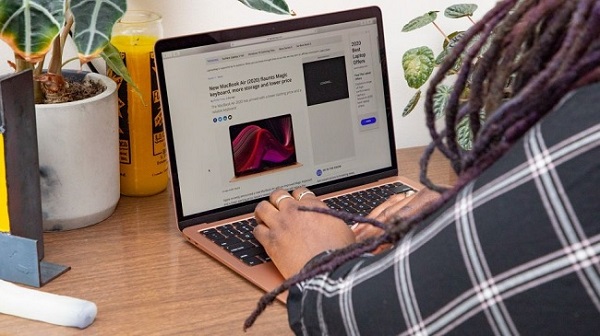 Các chuyên gia về laptop đánh giá cao công nghệ True Tone trên Macbook Air 2020. Họ cũng khuyên người dùng nên sử dụng tính năng này trong các môi trường ánh sáng khác nhau để trải nghiệm những điều tốt nhất
