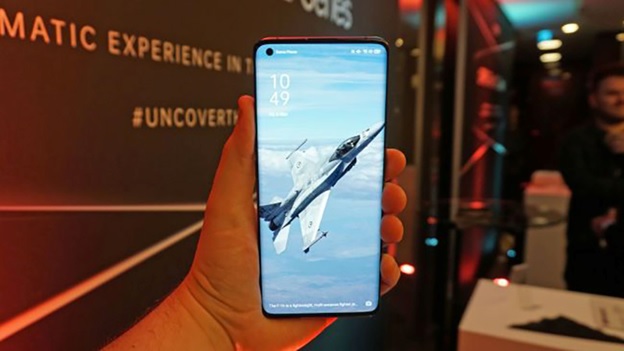 Màn hình Find X2 tương tự như Galaxy S20 nhưng lỗ đục được đặt trên góc trái