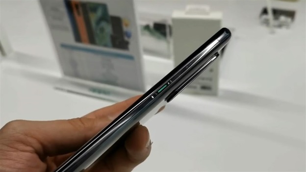 Cạnh phải là nút nguồn được tích hợp thêm đèn led phản quang màu xanh